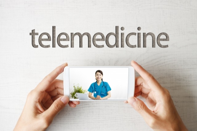 telemedicineの文字とスマートフォン